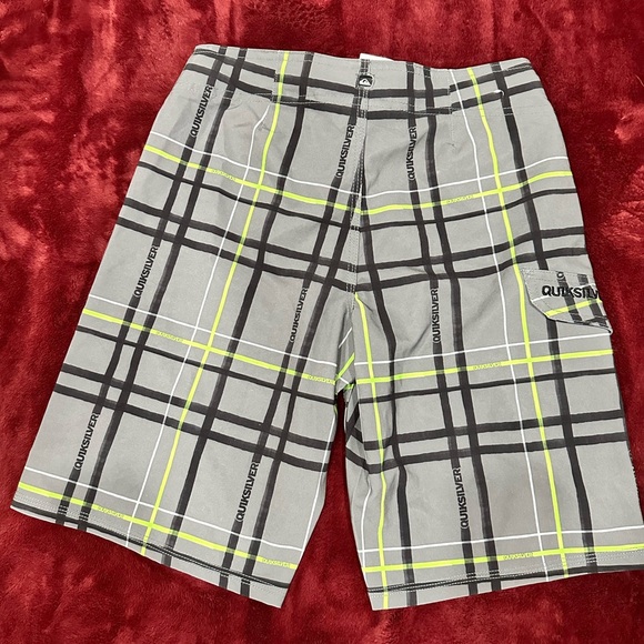 Quiksilver and Hang Ten boys boardshorts size 10, used good condition - Picture 3 of 10